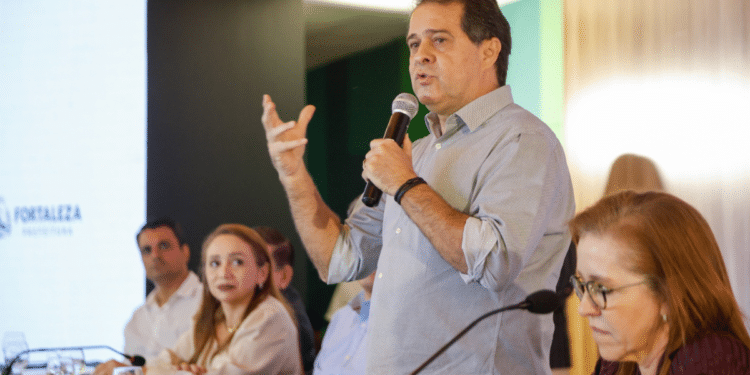 Prefeito de Fortaleza anuncia planejamento de novos concursos públicos municipais.
