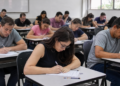 Candidatos realizam prova de concurso público em sala de aula.