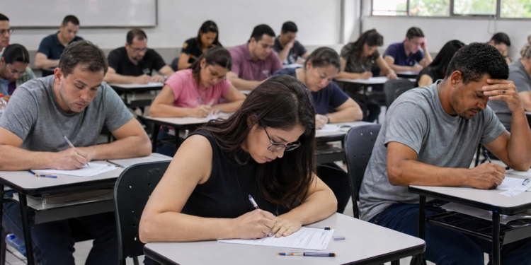 Candidatos realizam prova de concurso público em sala de aula.