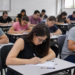 Candidatos realizam prova de concurso público em sala de aula.