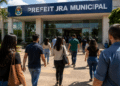 Candidatos se dirigem a uma prefeitura municipal em busca de informações sobre concursos públicos.
