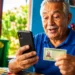 Aposentado consulta celular enquanto segura documento, em referência ao consignado do INSS, sem biometria facial