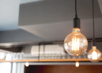 Lâmpada acesa representando o consumo de energia elétrica e os fatores que influenciam o valor da conta de luz.
