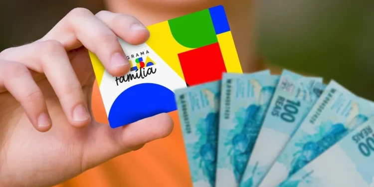 Mão segura cartão do Bolsa Família ao lado de cédulas de real, em referência à continuidade dos pagamentos do programa.