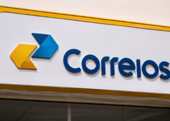 Placa com o nome dos Correios em destaque, relacionada à cobrança por um cronograma de convocações do concurso público.