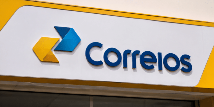 Placa com o nome dos Correios em destaque, relacionada à cobrança por um cronograma de convocações do concurso público.