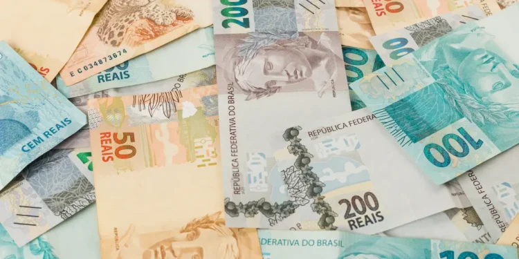 Cédulas de real ilustram mudanças propostas para o crédito consignado do INSS.