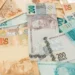 Cédulas de real ilustram mudanças propostas para o crédito consignado do INSS.