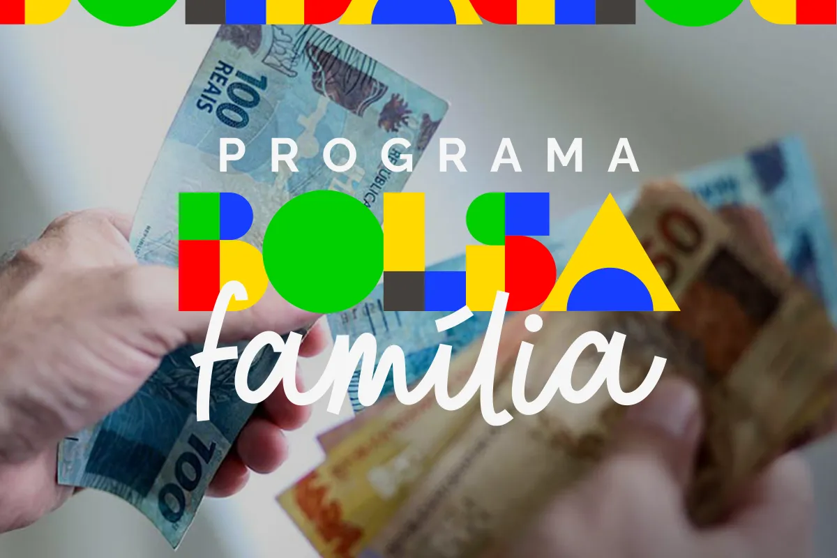 Dinheiro em mãos com logotipo do Bolsa Família representando os critérios para recebimento do benefício.