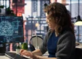 Mulher acompanha curso de inteligência artificial em computador, representando a capacitação online gratuita oferecida pelo Serpro.