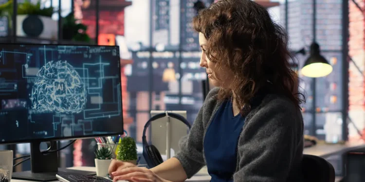 Mulher acompanha curso de inteligência artificial em computador, representando a capacitação online gratuita oferecida pelo Serpro.
