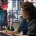 Mulher acompanha curso de inteligência artificial em computador, representando a capacitação online gratuita oferecida pelo Serpro.