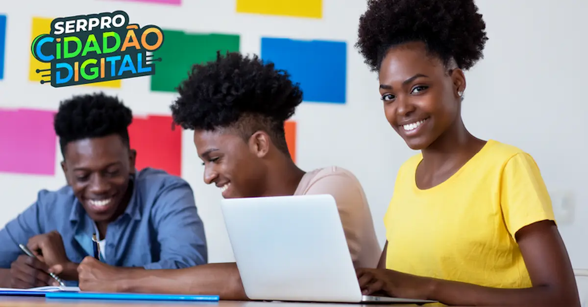 Estudantes acessam conteúdos digitais da Escola Serpro Cidadão Digital em curso gratuito de tecnologia.