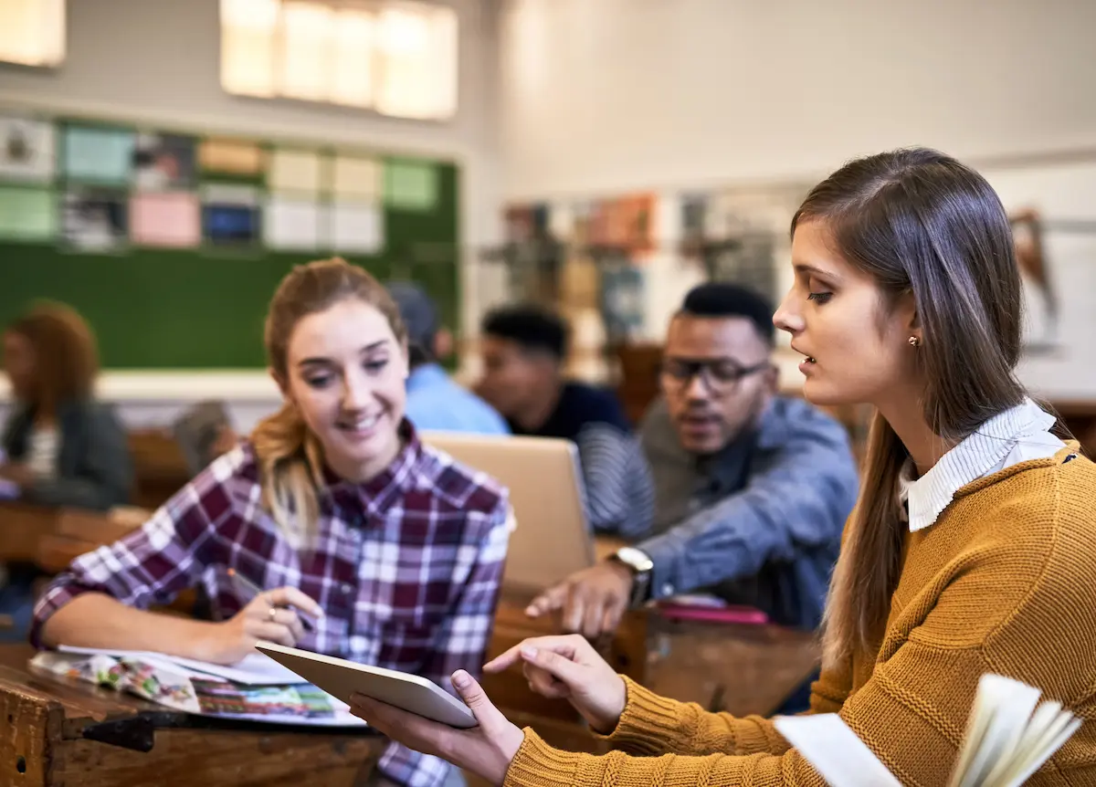 Estudantes universitários em sala de aula representando novas oportunidades de cursos de graduação em universidades federais.