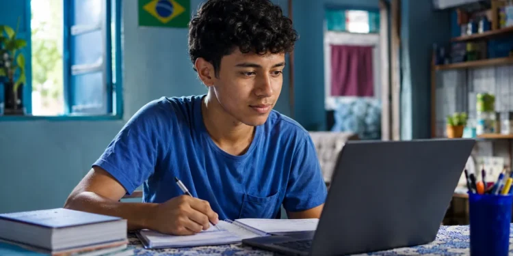 Estudante brasileiro estudando em casa com notebook e caderno para cursos gratuitos em 2026
