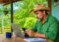 Produtor rural consulta pelo celular a declaração do imposto sobre imóvel rural para envio pela internet.