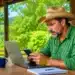 Produtor rural consulta pelo celular a declaração do imposto sobre imóvel rural para envio pela internet.