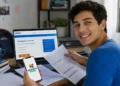 Jovem consulta renegociação de dívidas do Novo Desenrola Brasil pelo celular e computador.