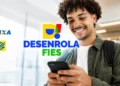 Jovem utilizando celular com destaque para o programa Desenrola Fies e os agentes financeiros Caixa Econômica Federal e Banco do Brasil.