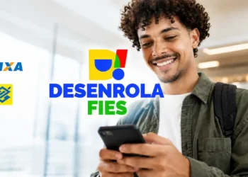 Jovem utilizando celular com destaque para o programa Desenrola Fies e os agentes financeiros Caixa Econômica Federal e Banco do Brasil.