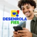 Jovem utilizando celular com destaque para o programa Desenrola Fies e os agentes financeiros Caixa Econômica Federal e Banco do Brasil.