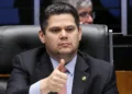 Senador Alcolumbre durante sessão, representando o destravamento da PEC que propõe o fim da escala 6x1.