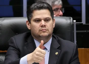 Senador Alcolumbre durante sessão, representando o destravamento da PEC que propõe o fim da escala 6x1.