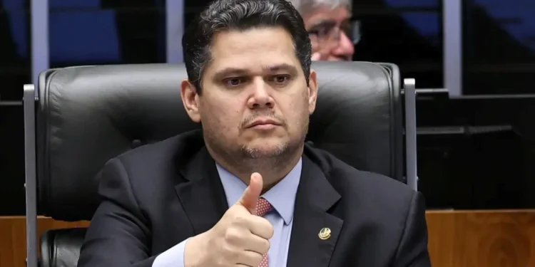 Senador Alcolumbre durante sessão, representando o destravamento da PEC que propõe o fim da escala 6x1.