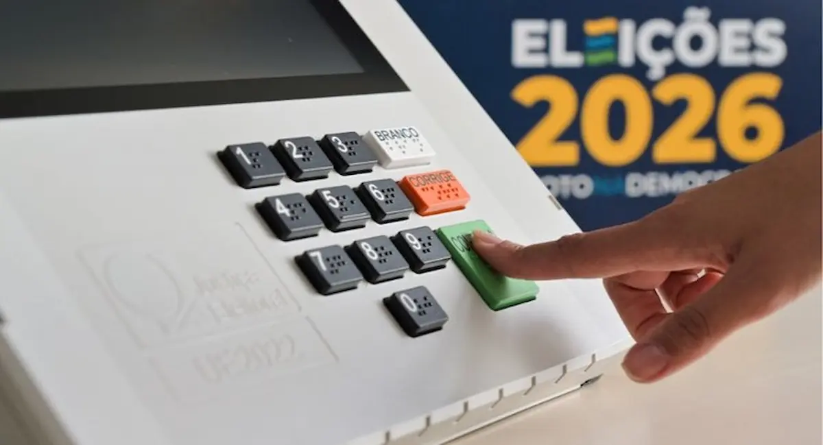 Eleitor confirma voto em urna eletrônica durante as Eleições.