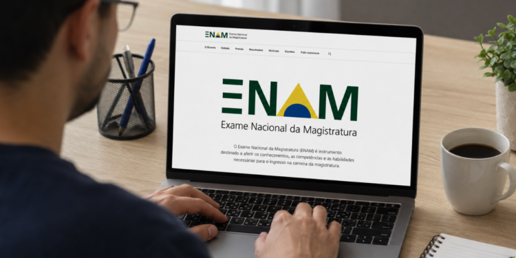 Pessoa acessa o portal do Enam em notebook durante preparação para o exame da magistratura.