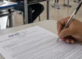 Participante realiza prova do Encceja 2026 em sala de aula.