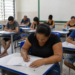 Participantes fazem a prova do Encceja em sala de aula de escola pública.