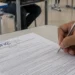 Participante realiza prova do Encceja 2026 em sala de aula.