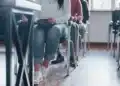 Imagem ilustrativa de estudantes realizando a prova do Encceja em sala de aplicação do exame.