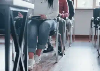 Imagem ilustrativa de estudantes realizando a prova do Encceja em sala de aplicação do exame.