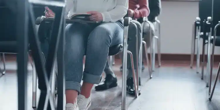 Imagem ilustrativa de estudantes realizando a prova do Encceja em sala de aplicação do exame.