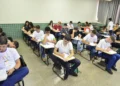 Imagem ilustrativa de estudantes em sala de aula durante aplicação de prova.
