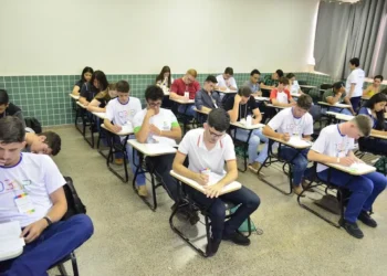 Imagem ilustrativa de estudantes em sala de aula durante aplicação de prova.