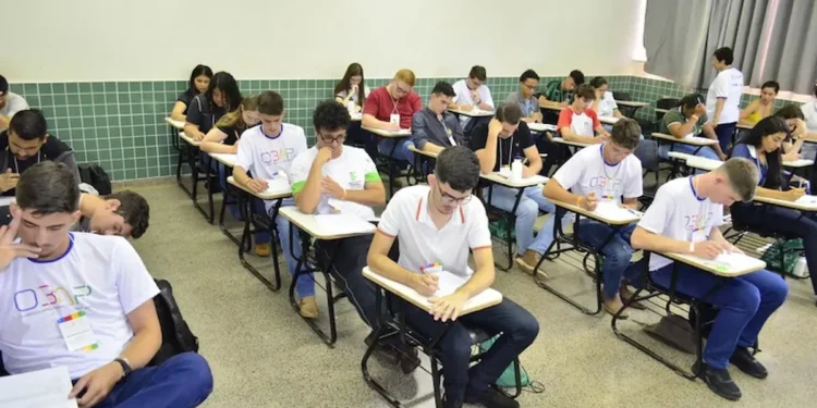 Imagem ilustrativa de estudantes em sala de aula durante aplicação de prova.