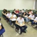 Imagem ilustrativa de estudantes em sala de aula durante aplicação de prova.