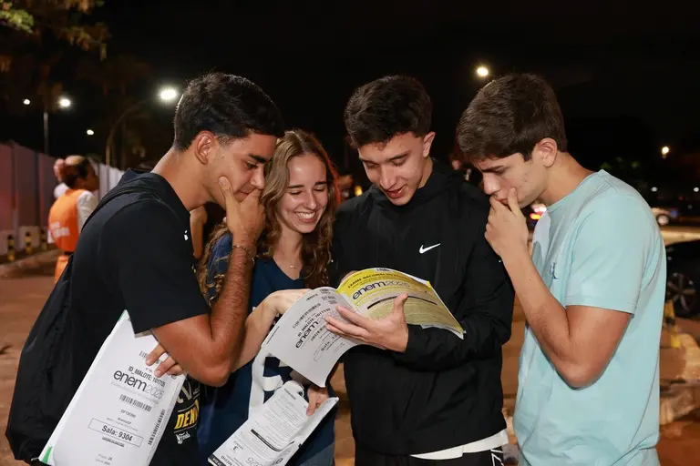 Estudantes consultam material relacionado ao Enem após a aplicação da prova.