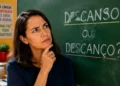 Professora analisando a escrita das palavras descanso ou descanço no quadro durante aula de português.