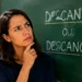 Professora analisando a escrita das palavras descanso ou descanço no quadro durante aula de português.