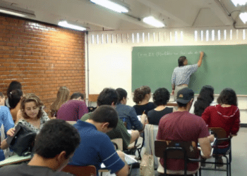 Estudantes em sala de aula representando o acesso ao financiamento estudantil pelo Fies 2026.