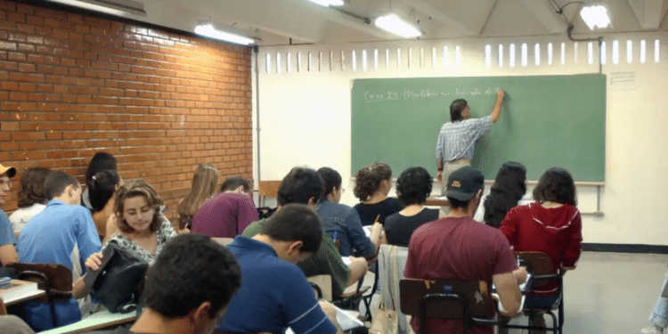 Estudantes em sala de aula representando o acesso ao financiamento estudantil pelo Fies 2026.