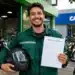 Jovem entregador segura capacete e contrato de financiamento diante de motos e bicicletas elétricas, com agência da Caixa ao fundo.