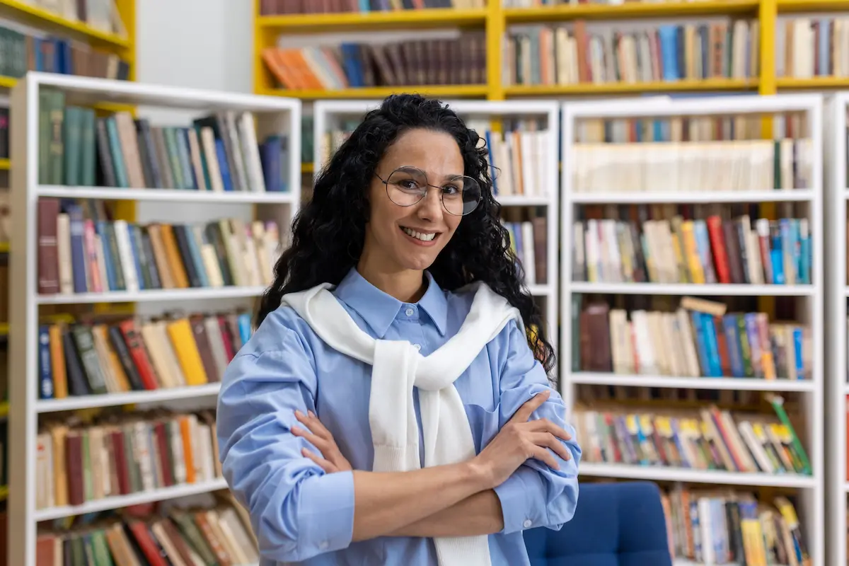 Quando escolher mestrado profissional ou especialização Profissional em uma biblioteca representa a escolha entre mestrado profissional e especialização.