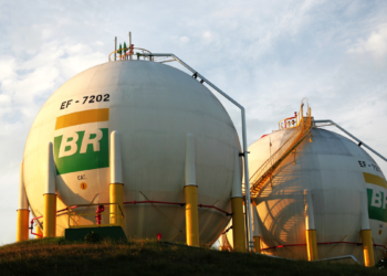 Tanques de armazenamento de combustíveis representam a atuação da Transpetro no setor de energia.