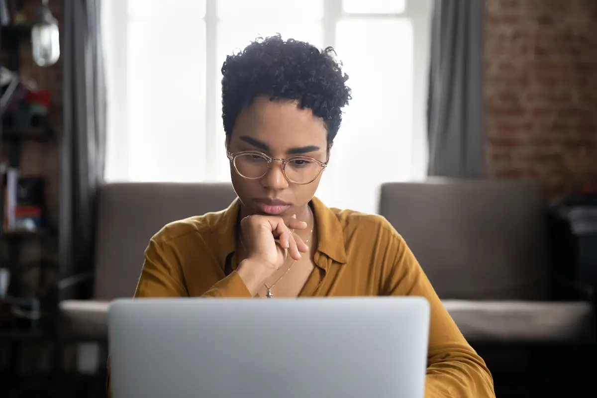 Candidata consulta informações online sobre como denunciar golpes e falsos concursos.