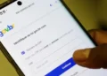 Pessoa acessa a página de login do Gov.br pelo celular para utilizar serviços públicos digitais.